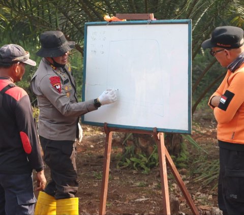 Heroik, Potret Kapolres di Riau Seberangi Sungai Hingga 'Belah Hutan' Demi Padamkan Kebakaran Lahan Sawit