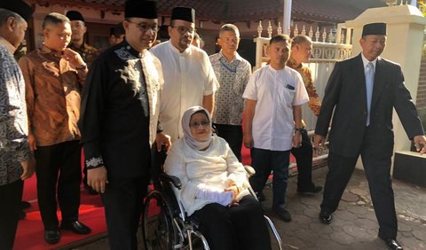 Anies melanjutkan, pada Tahun 1965, ibunya yang dulu seorang anak perempuan digunjingkan di kampung itu menjadi anak pertama dalam sejarah keluarga besar diwisuda dan menjadi sarjana.<br>