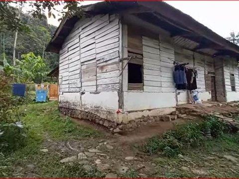 Keluarga di Temanggung Ini Nekat Tinggal Sendiri di Kampung Mati, Dikelilingi Rumah-Rumah Kosong Terbengkalai