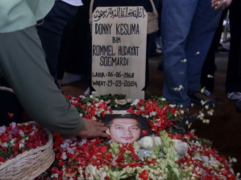 FOTO: Momen Pemakaman Donny Kesuma di TPU Tanah Kusir Diiringi Penuh Isak Tangis Keluarga