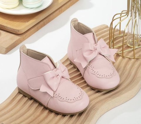 Trik Memilih Sepatu Sneakers untuk Anak Perempuan, Perhatikan Hal Ini Agar Tidak Menyesal