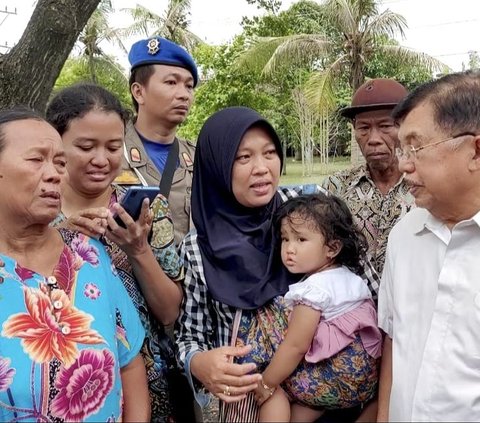 Didampingi Bupati, Jusuf Kalla Serahkan Bantuan ke Korban Banjir Demak