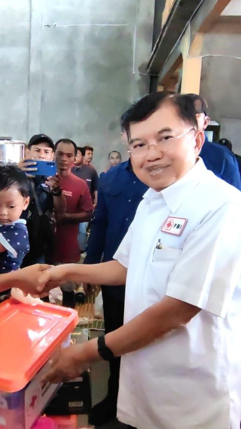 Didampingi Bupati, Jusuf Kalla Serahkan Bantuan ke Korban Banjir Demak