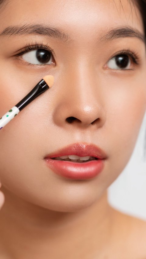 Cara Unik Biar Base Makeup Sempurna, Bikin Concealer Berpola<br>