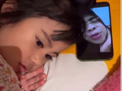 Unusual Way Okin Wakes Up His Daughter for Sahur, Special Voice Message from Mimi Peri