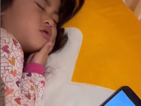 Unusual Way Okin Wakes Up His Daughter for Sahur, Special Voice Message from Mimi Peri