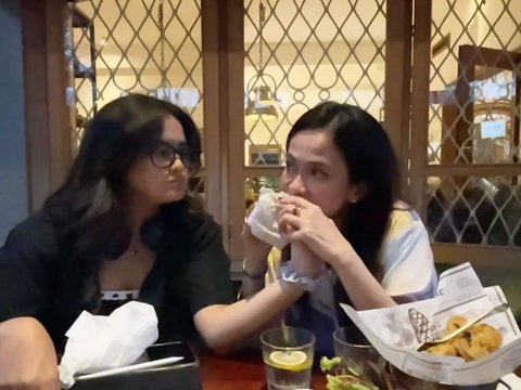 Momen Ersa Mayori Nengok Putri Sulungnya yang sedang Kuliah di Bandung, Ikut Beberes Kamar Kos Sang Anak