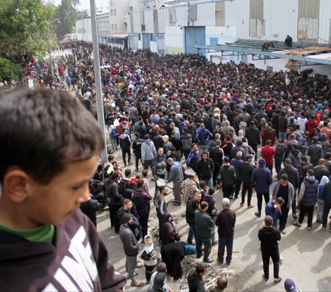 FOTO: Potret Pilu Warga Palestina yang Kelaparan Geruduk Gudang PBB untuk Berebut Bantuan