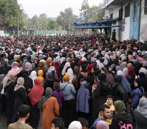 FOTO: Potret Pilu Warga Palestina yang Kelaparan Geruduk Gudang PBB untuk Berebut Bantuan