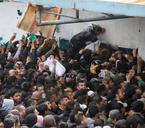 FOTO: Potret Pilu Warga Palestina yang Kelaparan Geruduk Gudang PBB untuk Berebut Bantuan