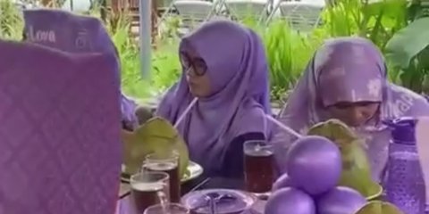 Serba Ungu, Komunitas Ibu-Ibu Satu Ini Curi Perhatian Publik