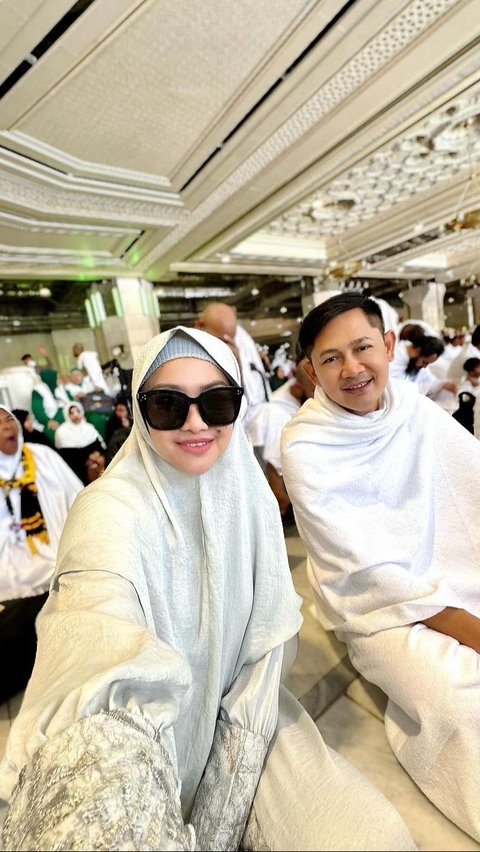 Fitri Karlina tampil dengan busana syari saat umrah bareng suami.