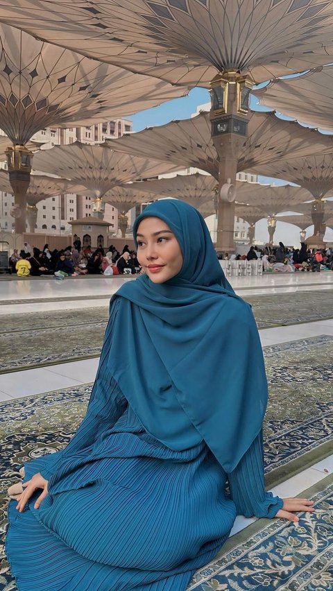 Dara Arafah looks beautiful in a blue syari outfit.