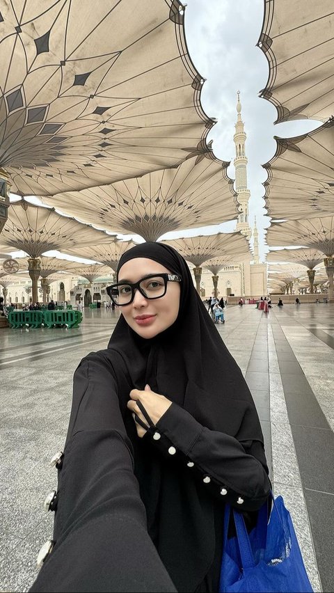 Wika Salim tampil manglingi saat beribadah umrah di bulan Ramadan