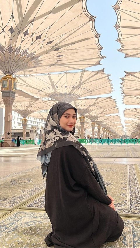 Nadzira Shafa Askar tampil cantik dengan dress hitam dipadukan dengan kerudung bermotif.