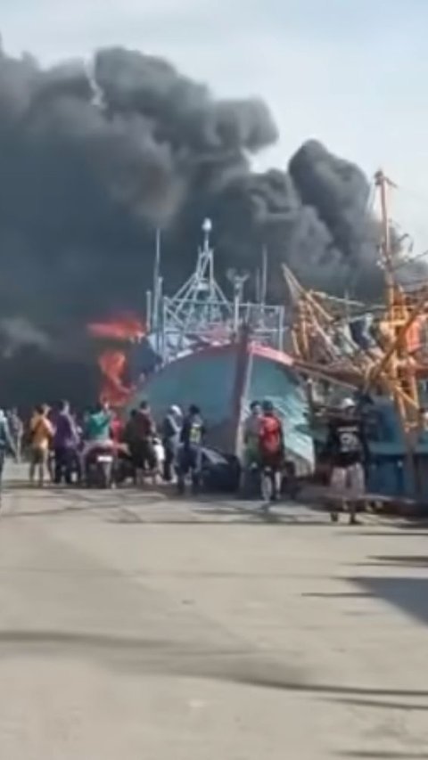 2 Kapal Motor Terbakar di Pelabuhan Muara Baru Jakarta Utara