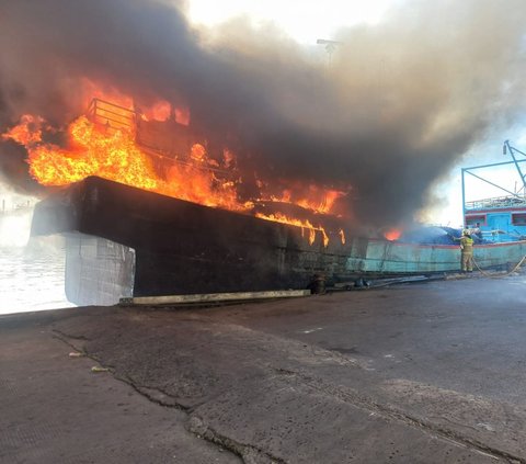 2 Kapal Motor Terbakar di Pelabuhan Muara Baru Jakarta Utara