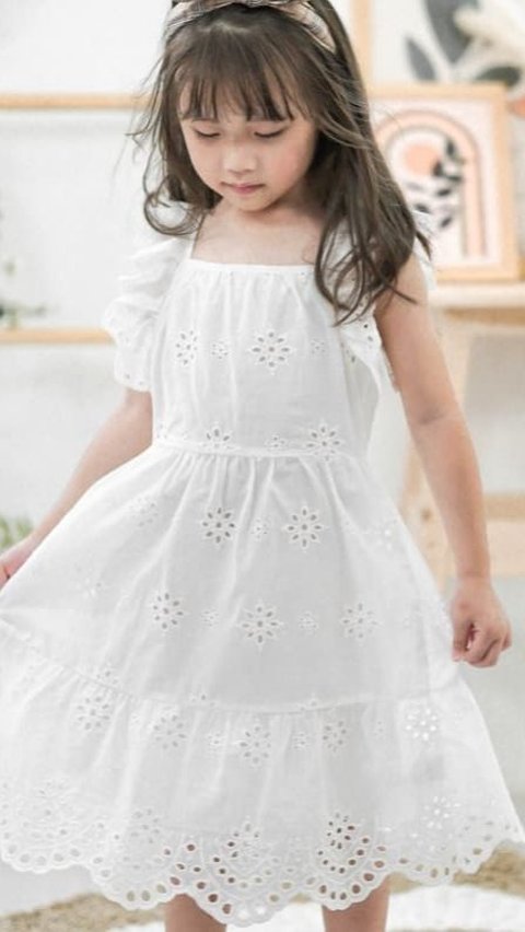 8. Angel Dress dengan Desin yang Simpel dan Elegan