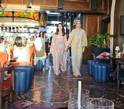 Potret Nia Ramadhani & Mikhayla Jadi Model Fashion Show Bareng, Ibu dan Anak Cantiknya Bikin Gak Kedip