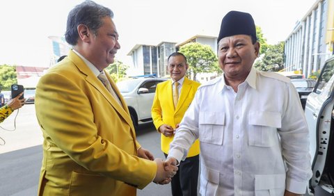 Airlangga lalu ditanya perihal dirinya yang meminta lima kursi menteri di pemerintahan Prabowo. Dia hanya bilang, yang penting jatah untuk partai beringin aman.<br>