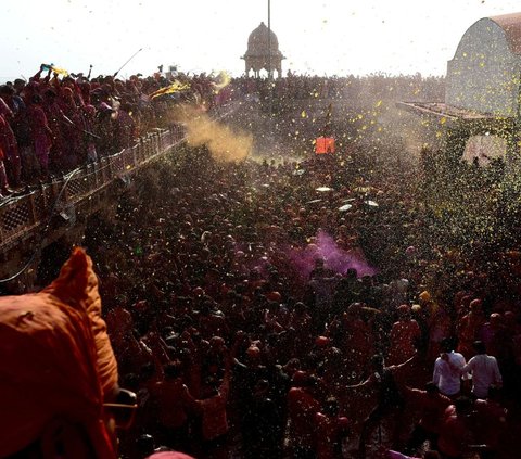 FOTO: Keseruan Warga India 'Perang' Bubuk Warna-warni di Festival Holi
