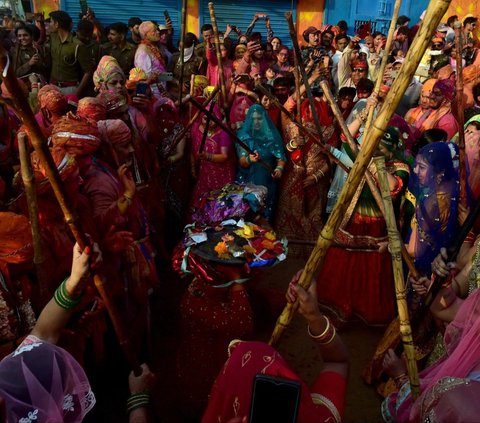 FOTO: Keseruan Warga India 'Perang' Bubuk Warna-warni di Festival Holi