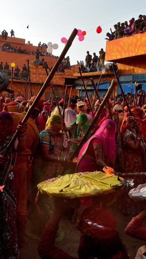 Suasana kemeriahan Festival Holi di sebuah kuil di Kota Nandgaon, Uttar Pradesh, India, pada 19 Maret 2024. REUTERS/Ritesh Shukla