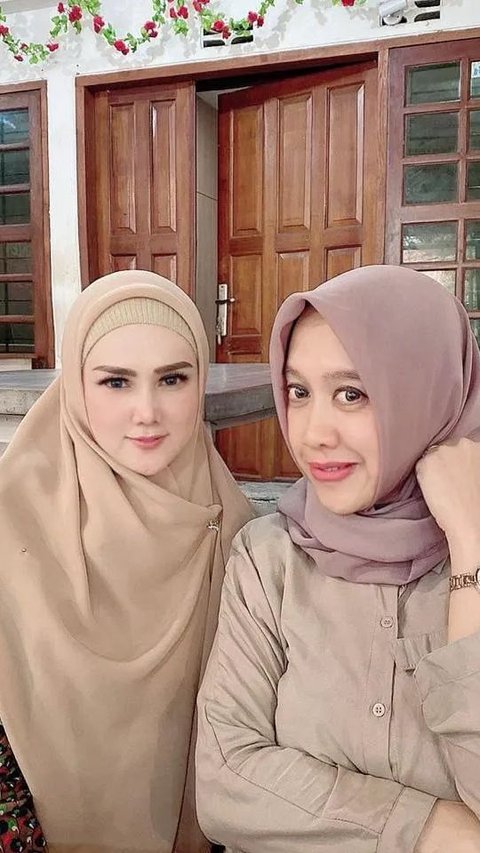 Mulan Jameela juga dekat dengan istri sang mantan suami, Sofia Upay. 