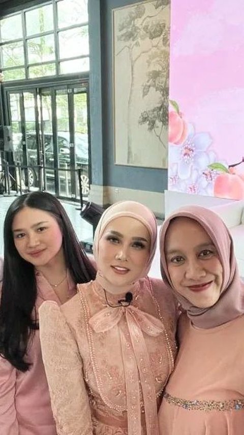 Potret Mulan Jameela dengan Keluarga Mantan Suaminya, Hangat Jaga Silaturahmi