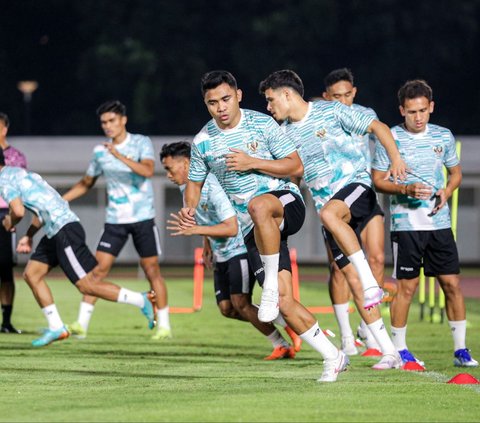 Sejumlah pemain Timnas Indonesia menggelar latihan di Stadion Madya, Gelora Bung Karno, Rabu (20/3/2024). Latihan ini dilakukan menjelang pertandingan melawan Vietnam dalam lanjutan Kualifikasi Piala Dunia 2026 Zona Asia. Bola.com/Bagaskara Lazuardi