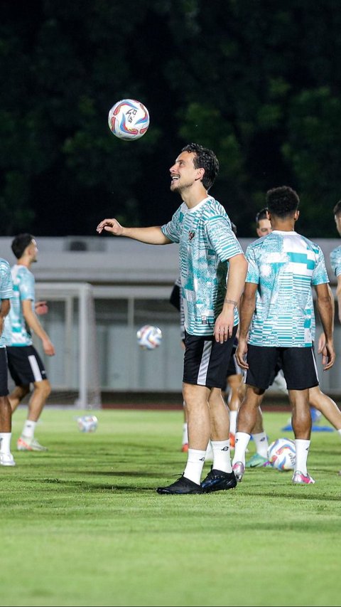 Sejumlah pemain terpantau melahap menu latihan ringan yang diberikan juru taktik Timnas Indonesia, Shin Tae-yong. Bola.com/Bagaskara Lazuardi