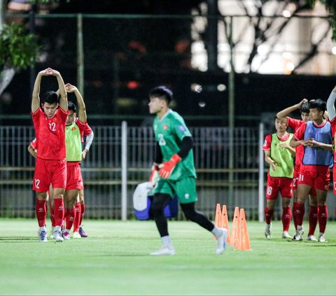 Sejumlah pemain Timnas Vietnam mengikuti latihan resmi di Lapangan A Kompleks Gelora Bung Karno, Jakarta, Rabu (20/3/2024). Latihan ini diadakan menjelang pertandingan melawan Timnas Indonesia dalam lanjutan Kualifikasi Piala Dunia 2026 Zona Asia. Bola.com/Bagaskara Lazuardi