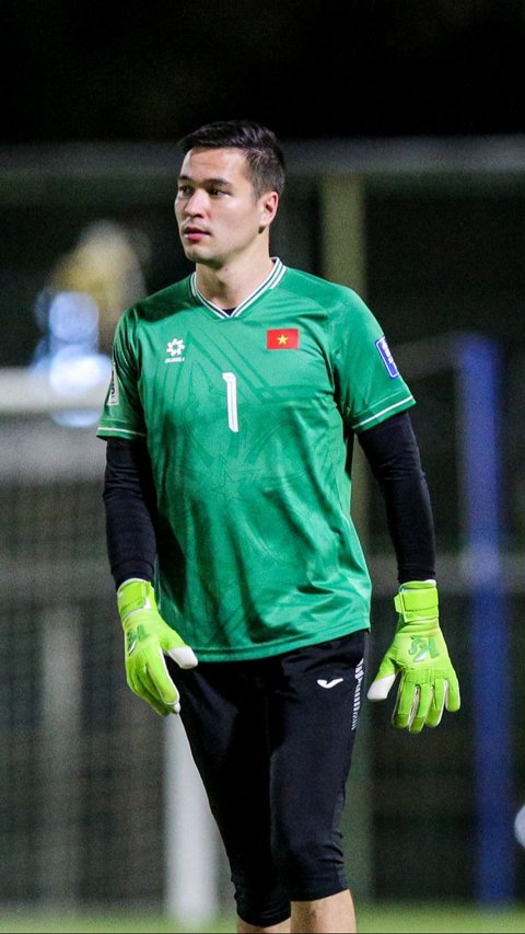 Kiper naturalisasi Timnas Vietnam, Filip Nguyen saat mengikuti sesi latihan resmi sebelum laga melawan Timnas Indonesia. Bola.com/Bagaskara Lazuardi