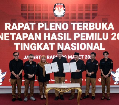 FOTO: Momen KPU Resmi Tetapkan Prabowo-Gibran Menang Pilpres 2024, Raih 96 Juta Suara