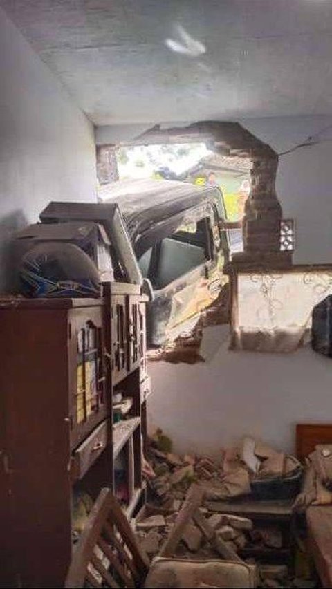 Many Random Events This Ramadan! After a Girl's Motorcycle Got Stuck on the Roof, Now a Pickup Truck Enters Someone's Room