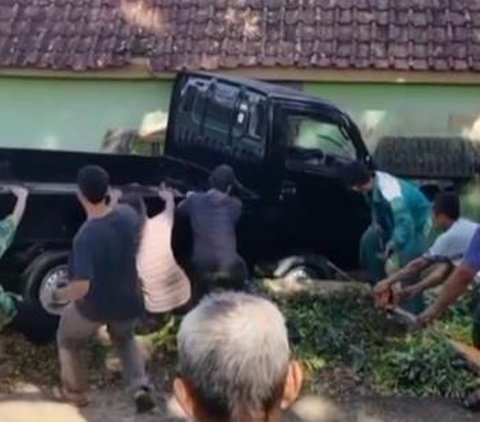 Many Random Events This Ramadan! After a Girl's Motorcycle Got Stuck on the Roof, Now a Pickup Truck Enters Someone's Room