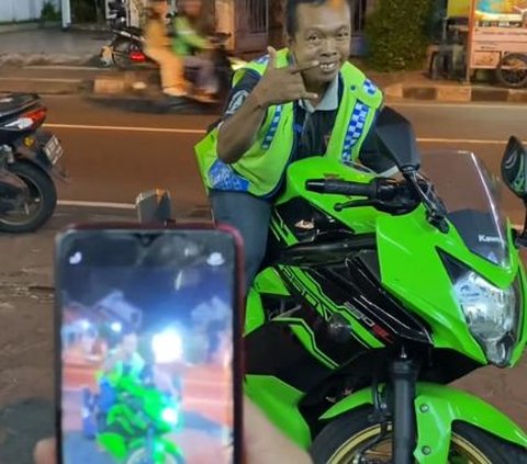 Pria Ini Beri Izin Tukang Parkir Foto Bareng Motornya, Ekspresi Kebahagiannya Curi Perhatian