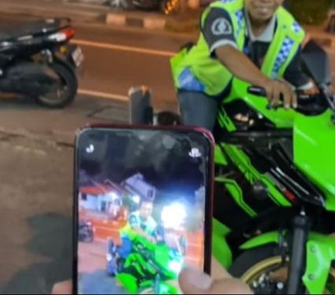 Pria Ini Beri Izin Tukang Parkir Foto Bareng Motornya, Ekspresi Kebahagiannya Curi Perhatian