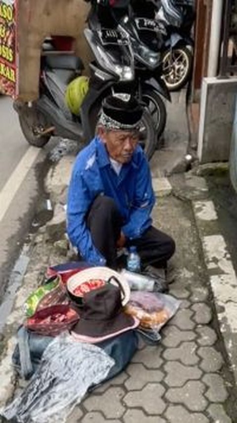 Kisah Sulitnya Rakyat Kecil Mencari Rezeki, Kakek Lansia Harus Menahan Lapar & Minum Air Keran karena Dagangan Tak Laku<br>