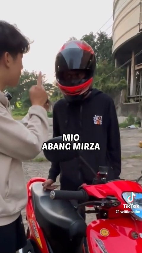 Akhirnya Willie pun bertemu dengan sosok Mio Mirza ini. Rupanya, Mio Mirza adalah motor mio yang dinaiki abang Mirza.