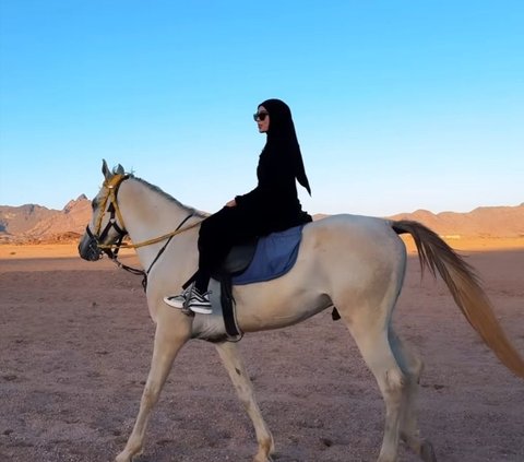Potret Wika Salim Tampil Keren saat Ngabuburit di Tanah Suci, Naik Kuda Sambil Nikmati Pemandangan Gurun Pasir