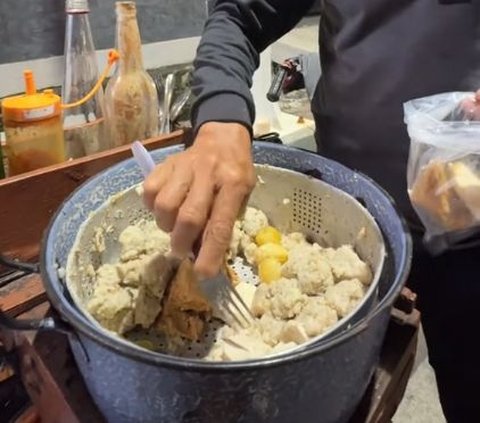 Dapati Pedagang Siomay yang Sepi Pembeli, Aksi Pria Borong Jajanannya Ini Banjir Pujian