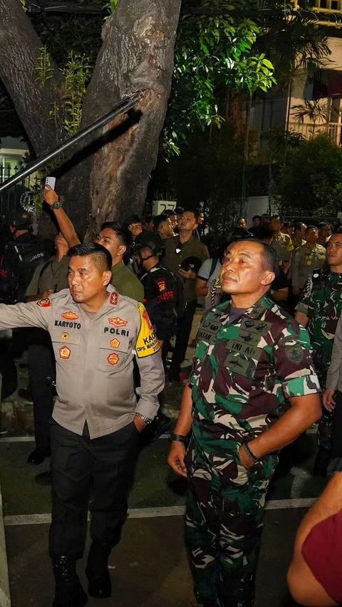 Dua Jenderal di Balik Barikade Kawat Berduri, Turun Tangan saat Pendemo Sampai Malam Aksi di KPU