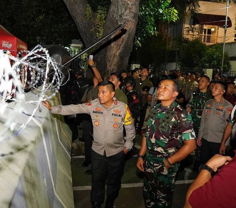 Dua Jenderal di Balik Barikade Kawat Berduri, Turun Tangan saat Pendemo Sampai Malam Aksi di KPU