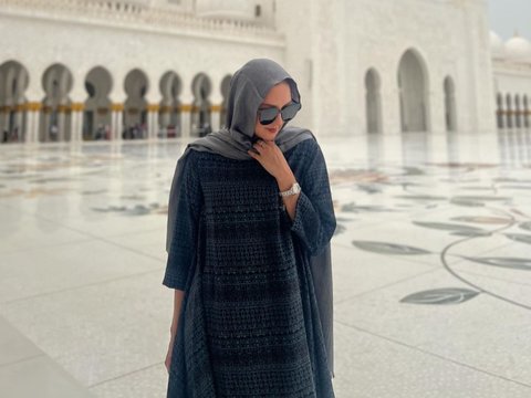 Potret Donna Agnesia Tampil Berhijab saat Berkunjung ke Masjid Agung Sheikh Zayed di Abu Dhabi, Netizen 'Adem Lihatnya'