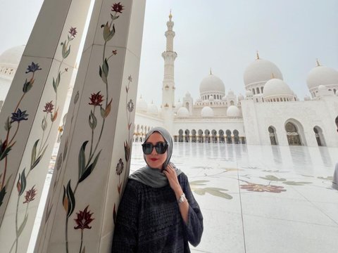 Potret Donna Agnesia Tampil Berhijab saat Berkunjung ke Masjid Agung Sheikh Zayed di Abu Dhabi, Netizen 'Adem Lihatnya'