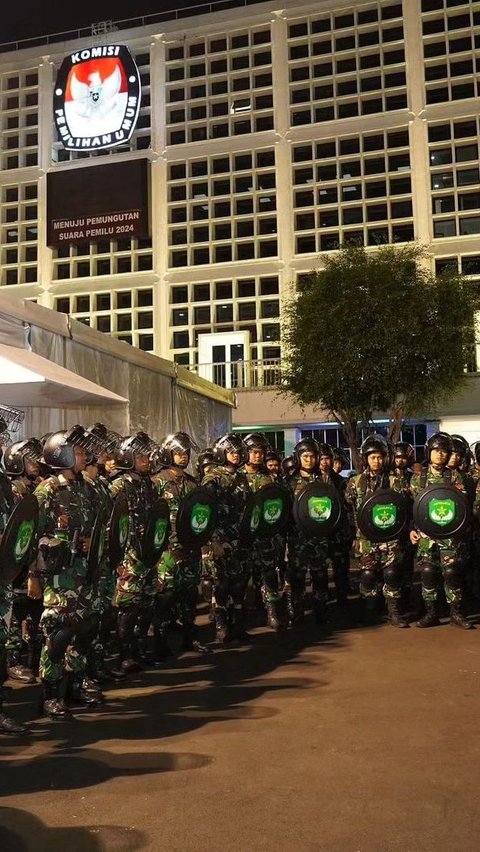 Dua Jenderal di Balik Barikade Kawat Berduri, Turun Tangan saat Pendemo Sampai Malam Aksi di KPU