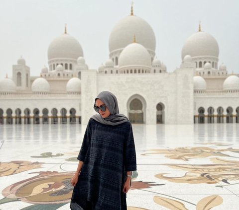 Potret Donna Agnesia Tampil Berhijab saat Berkunjung ke Masjid Agung Sheikh Zayed di Abu Dhabi, Netizen 'Adem Lihatnya'