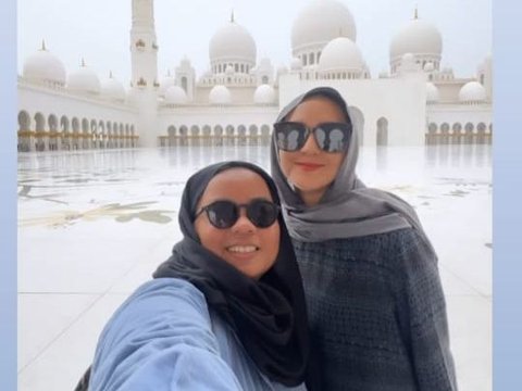 Potret Donna Agnesia Tampil Berhijab saat Berkunjung ke Masjid Agung Sheikh Zayed di Abu Dhabi, Netizen 'Adem Lihatnya'