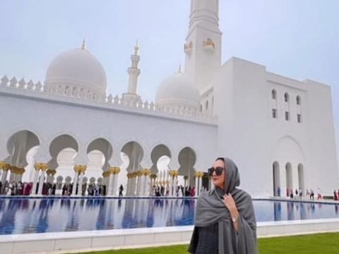 Potret Donna Agnesia Tampil Berhijab saat Berkunjung ke Masjid Agung Sheikh Zayed di Abu Dhabi, Netizen 'Adem Lihatnya'